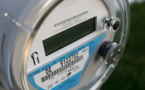 Licznik energii elektrycznej z etykietą wskazującą na taryfę weekendową PGE.