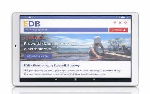 Tablet wyświetla stronę EDB - Elektroniczny Dziennik Budowy. Pracownicy w kaskach pracują na budowie.