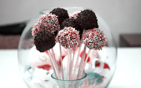 Kolorowe cake pops w czekoladzie i posypce, idealne na imprezę. Przepis na cake pops jest prosty!