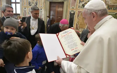 Papst Franziskus überreicht ein Dokument. Die katholische Kirche befürwortet die Organspende als Akt der Nächstenliebe.