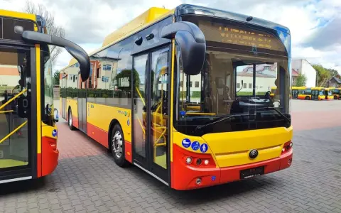 Nowe autobusy Yutong w barwach żółto-czerwonych stoją na placu.