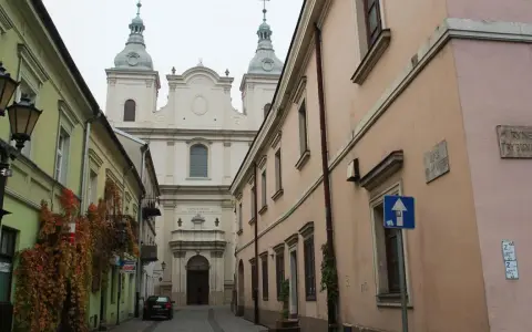 Urokliwa uliczka prowadząca do Sanktuarium Matki Bożej Trybunalskiej. Odkryj piotrków trybunalski atrakcje!