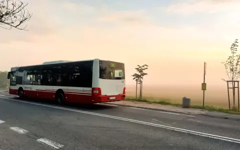 Autobus linii 21 MZK Opole odjeżdża w mglisty poranek. Sprawdź rozkład jazdy MZK Opole, by nie przegapić swojego kursu.