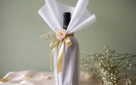 Jak kreatywnie zapakować wino na prezent? Pomysły DIY i EKO