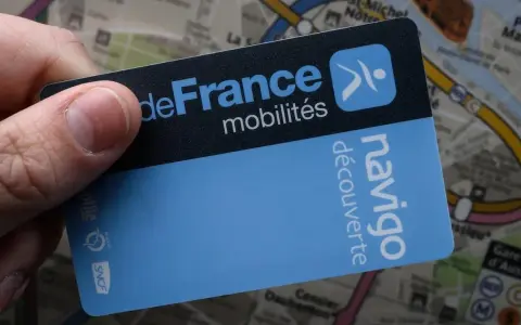 Tarjeta Navigo Découverte en mano, lista para explorar París.