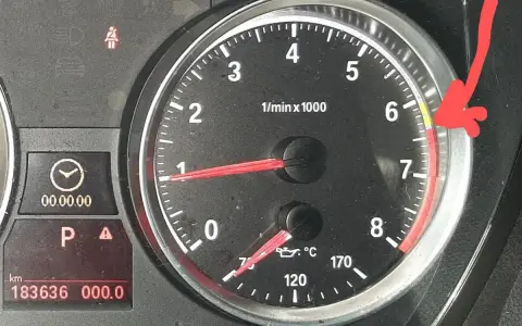 Wskaźnik obrotomierza BMW E90 pokazuje, że temperatura silnika jest w normie, ale zbliża się do żółtego pola.