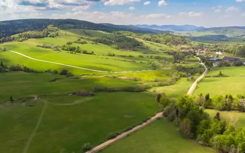 Zielone wzgórza Beskidu Niskiego, malownicze drogi i wieś. Idealne beskid niski atrakcje dla miłośników spokoju i natury.