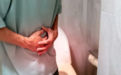 Ból brzucha i pieczenie przy oddawaniu moczu? To może być dysuria. Co to jest i jak sobie z tym radzić?