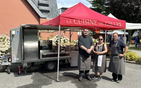 L'équipe de la timonerie Saint-Malo, sous la tente rouge "La Cuisine de Gilles", prépare de bons plats.