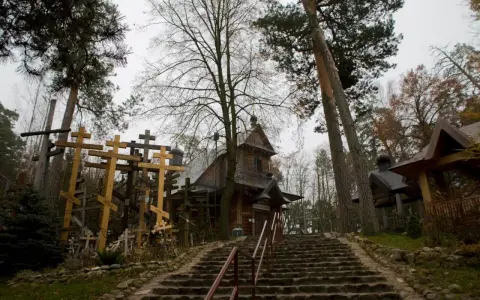 Kamienne schody prowadzą do drewnianej cerkwi otoczonej lasem i licznymi krzyżami. To miejsce, gdzie pielgrzymi szukają ukojenia, jak grabarka uzdrowienia.