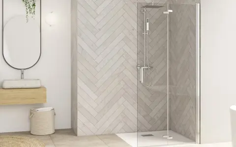 Salle de bain moderne avec douche à l'italienne. Le nettoyage de vitre douche est facilité par le design épuré.