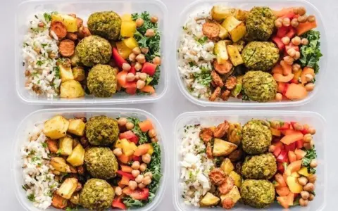 Fyra matlådor med falafel, ris, rostade grönsaker och kikärtor. Perfekt för att hålla koll på protein och kalorier.
