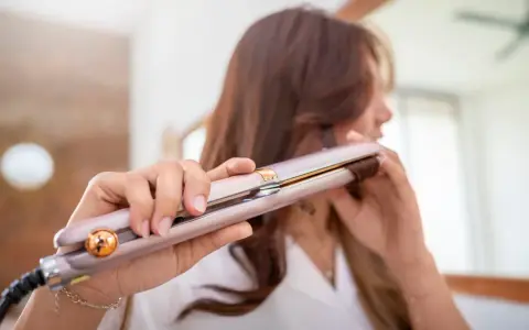 Jak wybrać prostownicę? Kompleksowy przewodnik po płytkach i technologiach