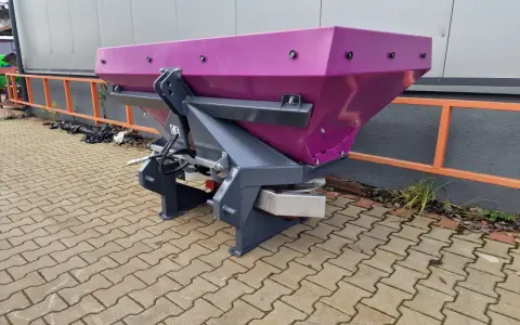 Nowy, fioletowy rozsiewacz nawozu, idealny do C-330, gotowy do pracy na polu.