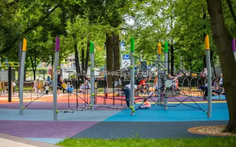 Kolorowy plac zabaw w Bielsku z linami do wspinaczki i huśtawkami. Wspaniałe atrakcje dla dzieci w słoneczny dzień.