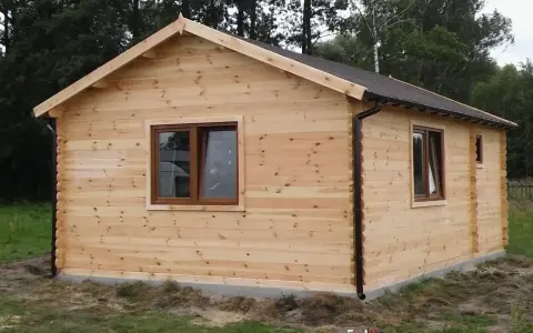 Drewniany domek ogrodowy, z czego zbudowac? Ściany z bali, dach kryty papą, dwa okna.