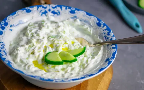 Cremiger Tzatziki-Dip mit Gurkenstücken und Olivenöl, perfekt für ein einfaches Tzatziki Rezept.