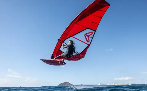 Jaki żagiel windsurfingowy? Dobierz idealny rozmiar na wiatr!