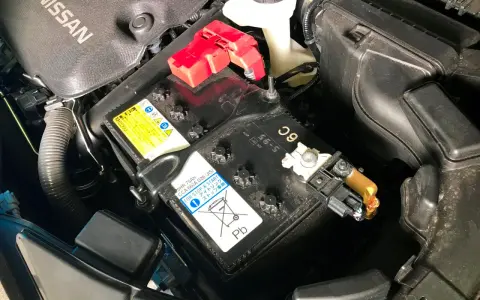Akumulator Nissan z oznaczeniem 75Ah i CCA 660A, przeznaczony do aut z systemem Start-Stop.