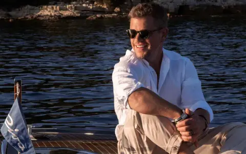 Matt Damon, stjärnan i många filmer, njuter av en båttur i solen.