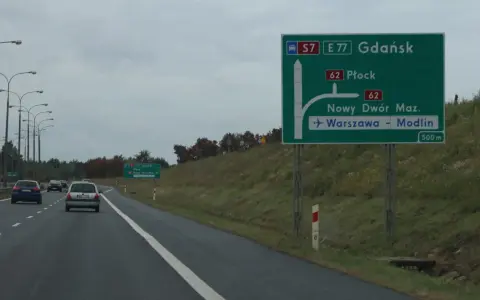 Zielony znak drogowy z kierunkami: Gdańsk, Płock, Nowy Dwór Maz., Warszawa-Modlin.