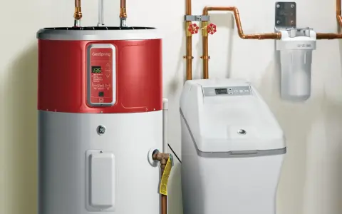 Calentador de agua y descalcificador blanco. El descalcificador muestra "Salt Level 82". Así es como funciona un descalcificador.