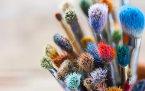 Bunte Pinsel, die darauf warten, wieder weich zu werden und neue Kunstwerke zu schaffen.