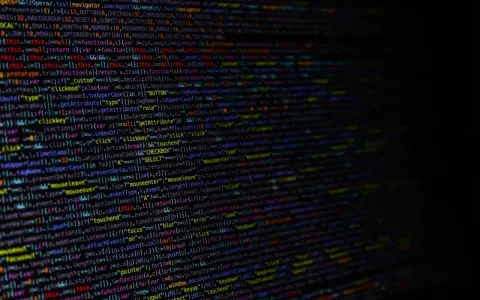 Refactor kodu to ułatwić czytanie i utrzymanie. Wiele linii kodu, kolorowy tekst na czarnym tle.