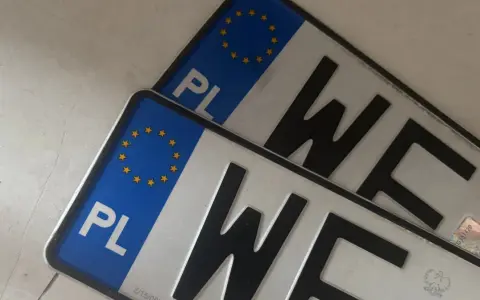 Dwie polskie tablice rejestracyjne z literami "WE". Nieprzerejestrowanie samochodu grozi karą.