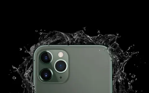 El iPhone 11, con sus cámaras de 12 megapíxeles, resiste salpicaduras de agua en un fondo negro.