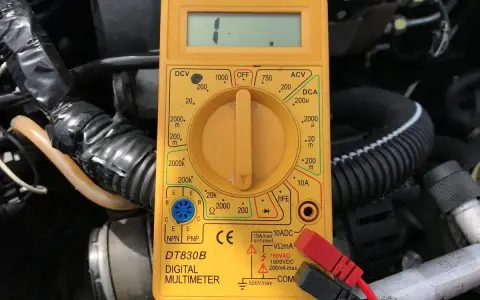 Żółty multimetr pokazuje "1", co może pomóc jak sprawdzić który to kabel w samochodzie.