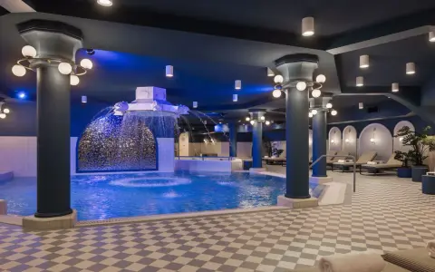 Ein luxuriöses Schwimmbad im Efteling-Stil mit Wasserspielen und Entspannungsbereichen.