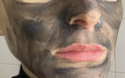 Twarz z nałożoną czarną maseczką rewitalizującą Avon. Skóra wokół ust i nosa jest odsłonięta.