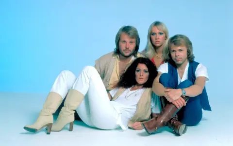ABBA-medlemmarna poserar för en ikonisk bild. Tänk dig en ABBA-låtar lista med dessa stjärnor.