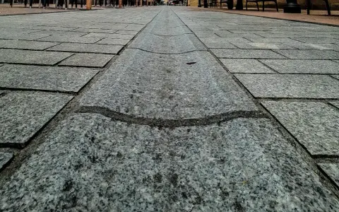 Jak naprawić stary chodnik betonowy i uniknąć kosztownych błędów
