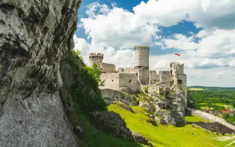 Jura Krakowsko-Częstochowska: Odkryj najlepsze zamki, jaskinie i szlaki