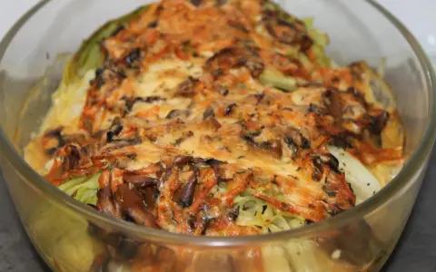 Gratinerad vitkål med svamp och ost, ett läckert recept med vitkål som passar perfekt till middagen.