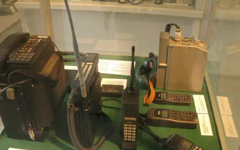 Pierwsza Nokia i inne zabytkowe telefony komórkowe, w tym modele NMT i radiotelefony, prezentowane na wystawie.