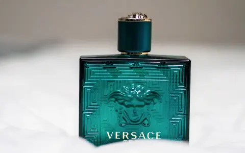 Zielona butelka perfum Versace Eros z Meduzą. Jak rozpoznać oryginał? Detale zdobień i logo są kluczowe.