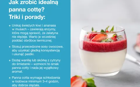 Panna cotta na śmietance z musem truskawkowym, ozdobiona świeżymi owocami. Idealna na deser.