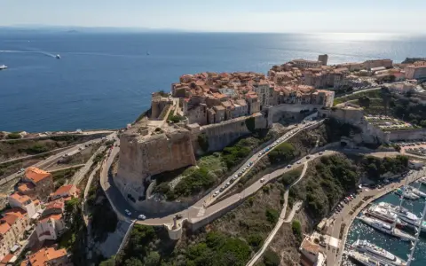 Vue aérienne de Bonifacio, Corse. Découvrez quoi faire à Bonifacio : explorer la citadelle, flâner dans les ruelles, admirer la mer et les yachts.