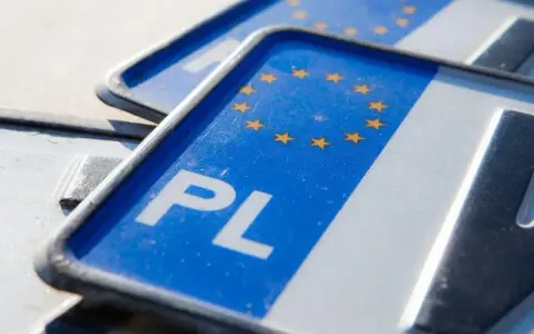 Polskie tablice rejestracyjne z symbolem UE. Czy trzeba zmieniać tablice rejestracyjne po Brexicie? Nie, jeśli jesteś w Polsce.