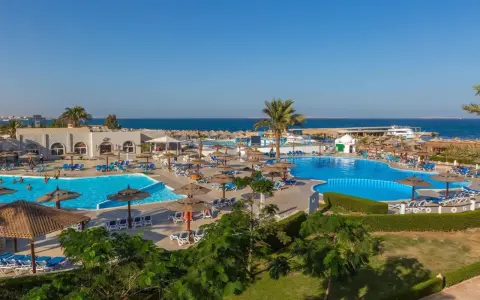 Wspaniałe baseny i plaża w Aladdin Beach Resort. Wiele opinii potwierdza, że to idealne miejsce na wakacje.
