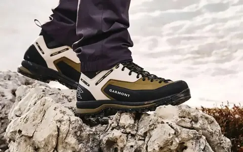 Robuste Garmont Wanderschuhe Kategorie D auf Felsen. Perfekt für anspruchsvolle Touren.
