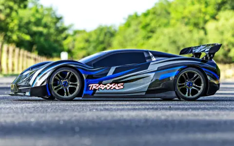 Ein extrem schnelles RC-Auto mit blau-silbernem Design, das aussieht wie das teuerste RC-Auto der Welt, steht auf Asphalt.