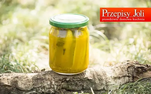 Jak zrobić chrupiące ogórki w curry? Sprawdzony przepis!