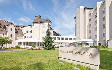 Il Krankenhaus Waldfriede, protagonista de "Le sorelle di Waldfriede volume 3", si presenta con un'architettura moderna e un'area verde curata.