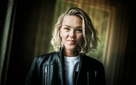 Ana Diaz, med sitt blonda hår och svarta läderjacka, ser ut som en stark kvinna som kan hantera vad som helst, kanske till och med sina egna barn.