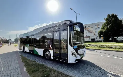 Elektryczny autobus MKS Szczecinek na linii 2 Osiedle Zachód. Nowoczesny pojazd czeka na pasażerów.