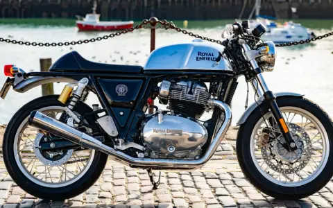 Błyszczący, chromowany rozrząd królewski Royal Enfield Continental GT 650 na tle portu.